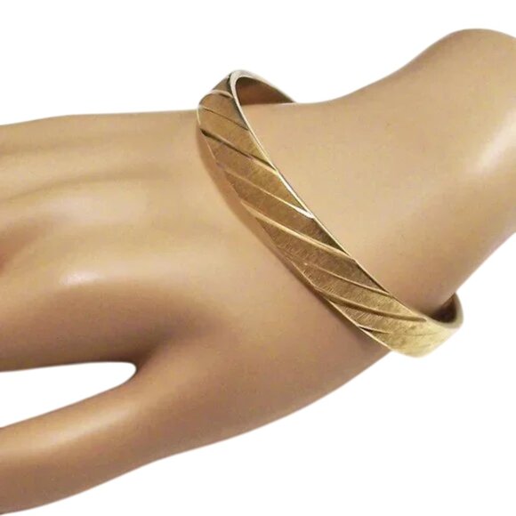 Monet Slant Lined Brushed Bracelet Bangle Vintage Etched Ribbed Gold Tone Wide - Picture 5 of 5